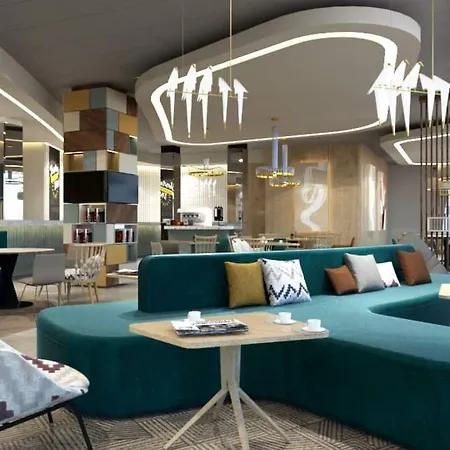 Hampton By Hilton East فندق